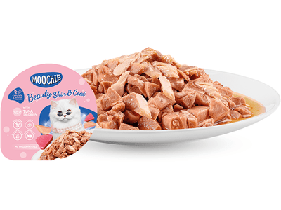 5g cup of Moochie Mince with Tuna, showcasing the nutritious cat food designed for healthy skin and a shiny coat. The packaging highlights its special formulation, ideal for keeping all cats happy and healthy