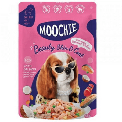 Moochie Casserole with Salmon in a beauty skin 85g pouch, showcasing a vibrant, colorful packaging design featuring appetizing images of salmon and vegetables